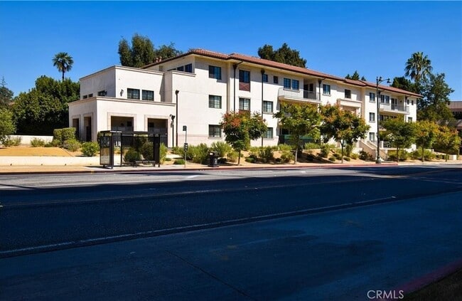 4661 Wilshire Blvd, Unit 102 in Los Angeles, CA - Building Photo - Building Photo