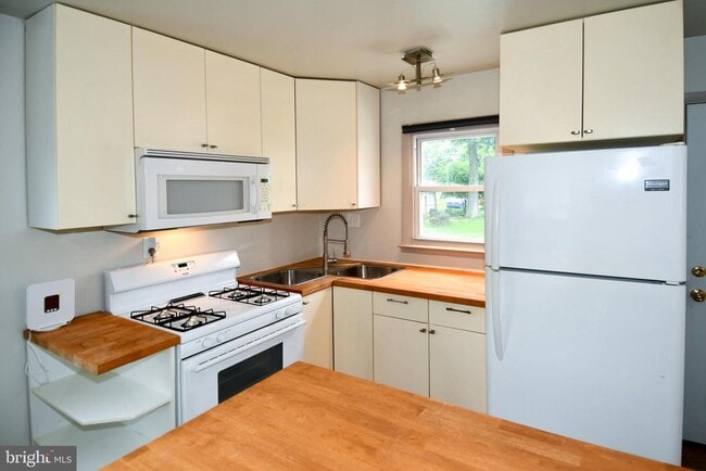 366 Winmeyer Ave in Odenton, MD - Building Photo - Building Photo