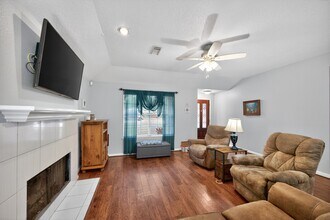 1017 Pin Oak Dr in Dickinson, TX - Building Photo - Building Photo