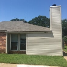 2432 Windy Pine Ln in Arlington, TX - Building Photo - Building Photo