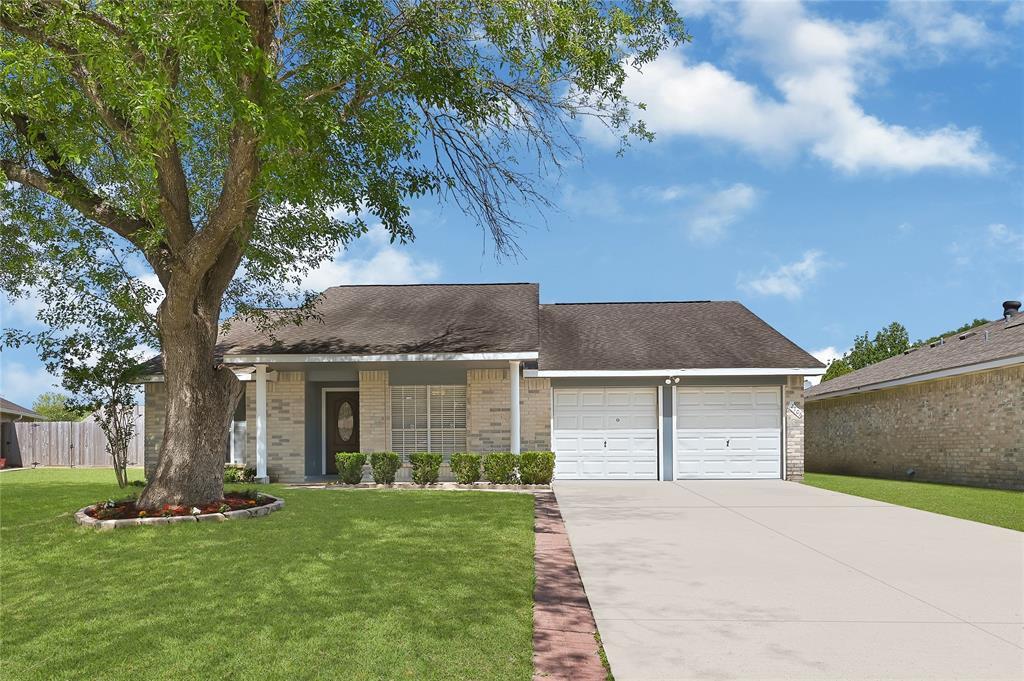 2106 Starboard View Cir in Friendswood, TX - Building Photo