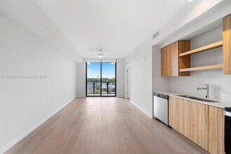555 NE 8th St, Unit 0705 in Fort Lauderdale, FL - Building Photo - Building Photo