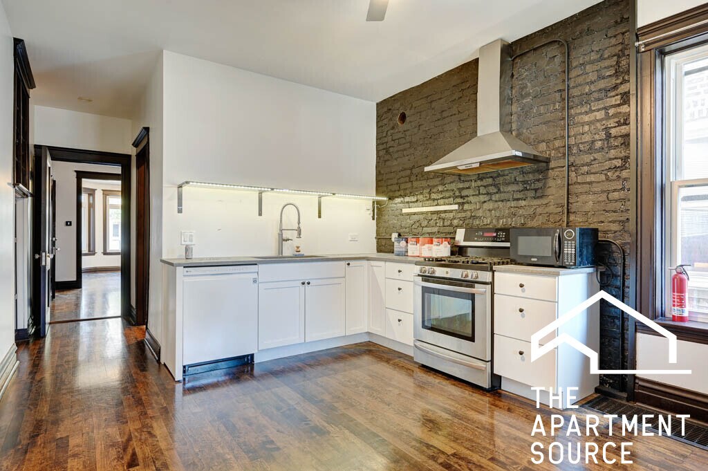 2330 N Hamlin Ave in Chicago, IL - Building Photo