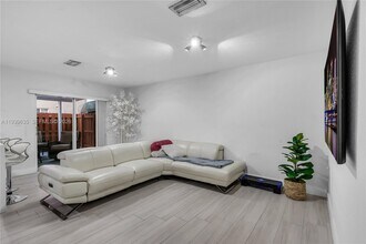 10718 NW 87th Ct in Hialeah, FL - Building Photo - Building Photo