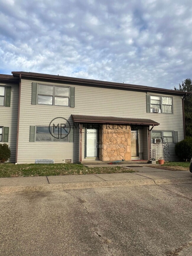 205 Fairway Gardens Dr in Hurricane, WV - Building Photo - Building Photo