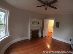 36 High St, Unit #4 in Brookline, MA - Building Photo - Building Photo