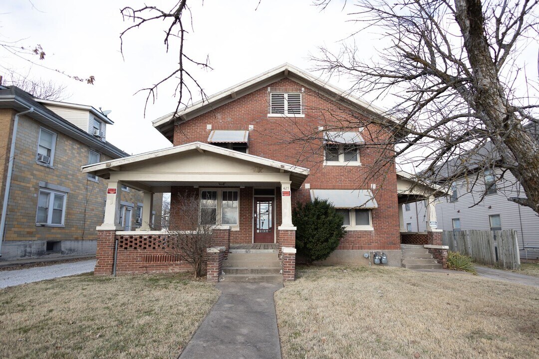 425 E Cherry St in Springfield, MO - Building Photo