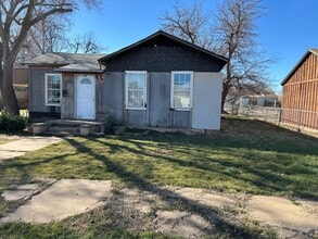 903 W 8th St in Quanah, TX - Building Photo - Building Photo