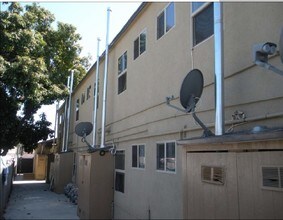 820 W 83rd St in Los Angeles, CA - Foto de edificio - Building Photo