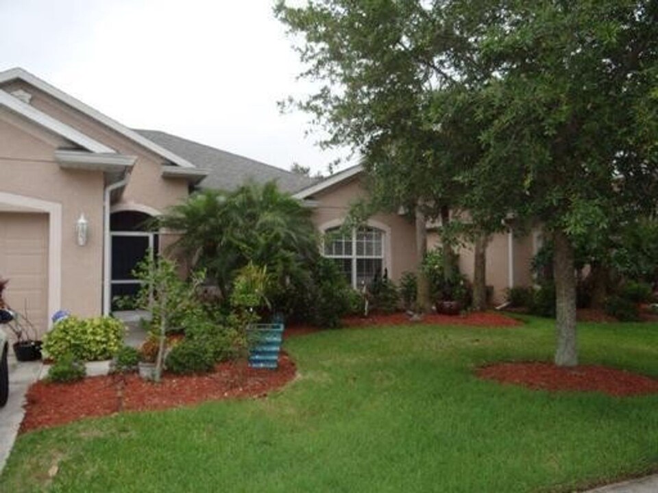 2811 Suncoast Lakes Blvd in Port Charlotte, FL - Foto de edificio