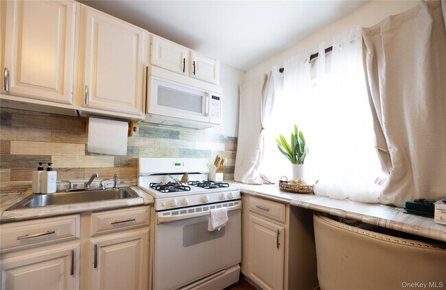 641 Roman Ave in Westbury, NY - Building Photo - Building Photo