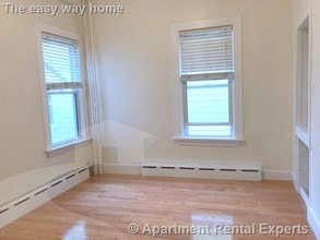 48 Cameron Ave, Unit 1 in Somerville, MA - Foto de edificio - Building Photo