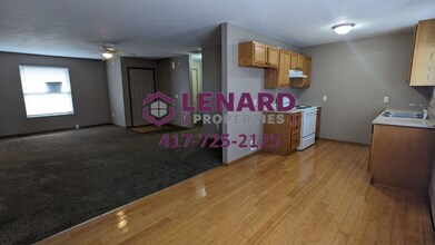 895 W Cambridge Ave in Nixa, MO - Building Photo - Building Photo