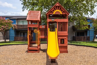 Alamo Estates in San Antonio, TX - Foto de edificio - Building Photo