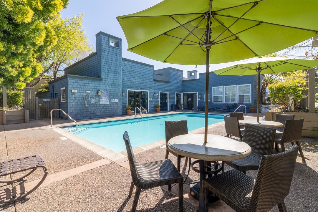 Gatewood Village in Daly City, CA - Foto de edificio