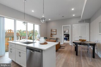 52 W Washington Ln, Unit 102 in Philadelphia, PA - Foto de edificio - Building Photo