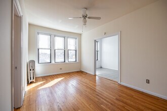 2704 N Sawyer Ave in Chicago, IL - Building Photo - Building Photo