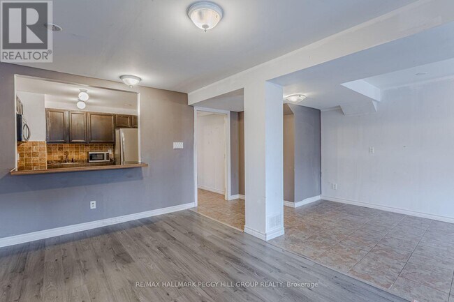 30 Jessica Dr in Barrie, ON - Building Photo - Building Photo