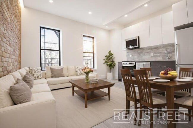 Stunning New 2 Bed in Crown Heights with Lounge & Backyard!