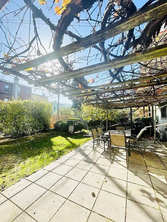 2337 37th St in Astoria, NY - Building Photo