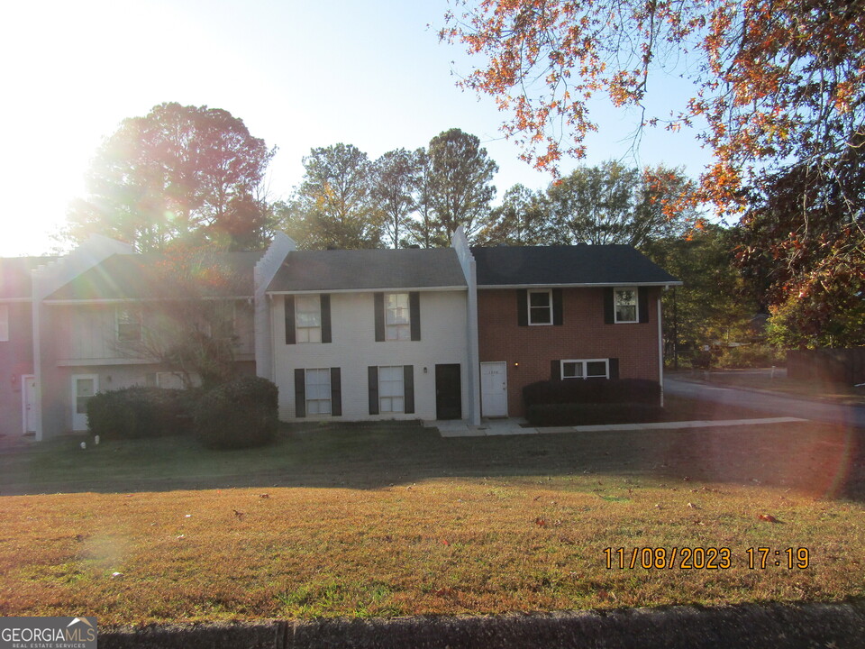 1072 Eastview Cir NE in Conyers, GA - Building Photo