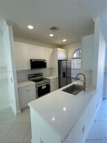 703 NE 195th St in Miami, FL - Building Photo