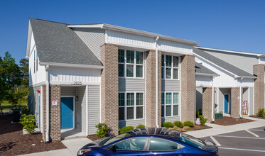 Cottages at College Acres (Student Housing) in Wilmington, NC - Building Photo - Building Photo