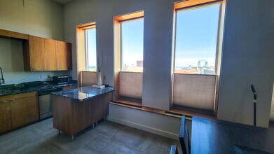 210 W Superior St, Unit Crescent Apartment in Duluth, MN - Building Photo - Building Photo