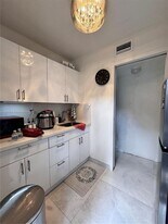 6159 SW 22nd St in Miami, FL - Building Photo