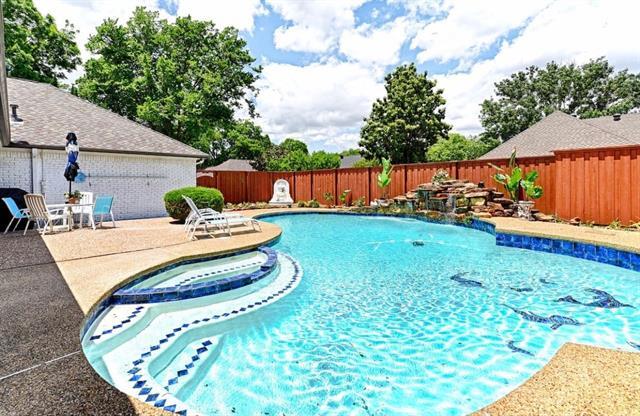 5805 Knightsbridge Dr in Dallas, TX - Building Photo