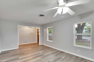 6805 Mira Loma Ln in Austin, TX - Foto de edificio - Building Photo