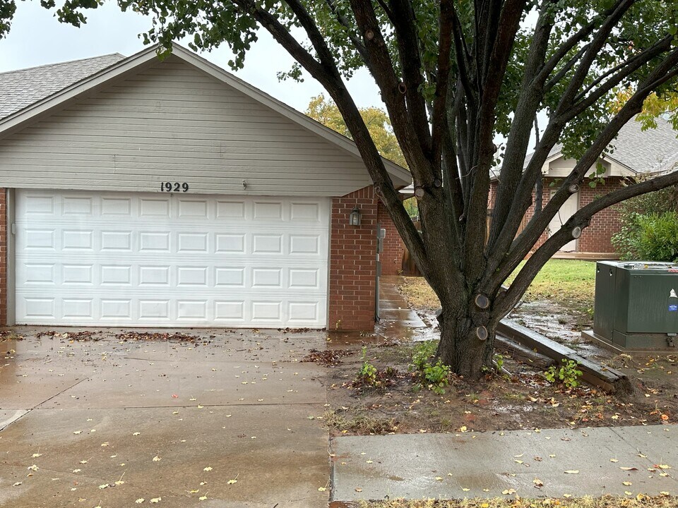 1929 Lariat Cir in Edmond, OK - Building Photo