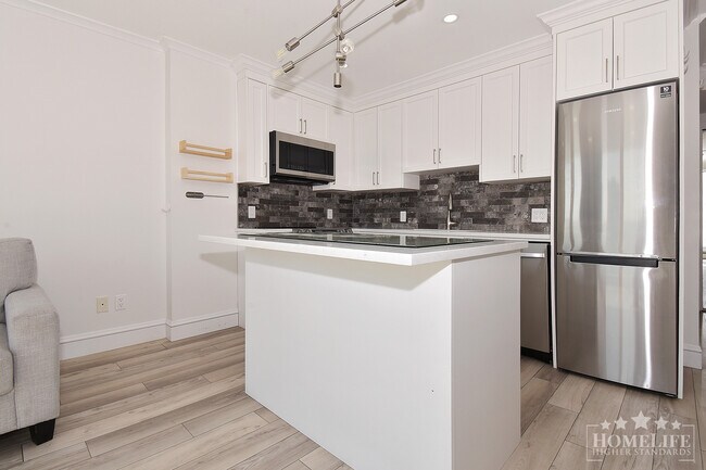 10777 University Dr in Surrey, BC - Building Photo - Building Photo