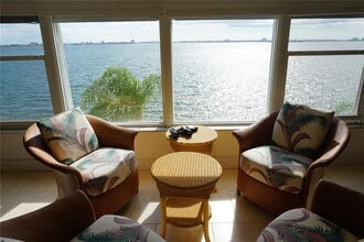 5900 Shore Blvd S in Gulfport, FL - Foto de edificio - Building Photo