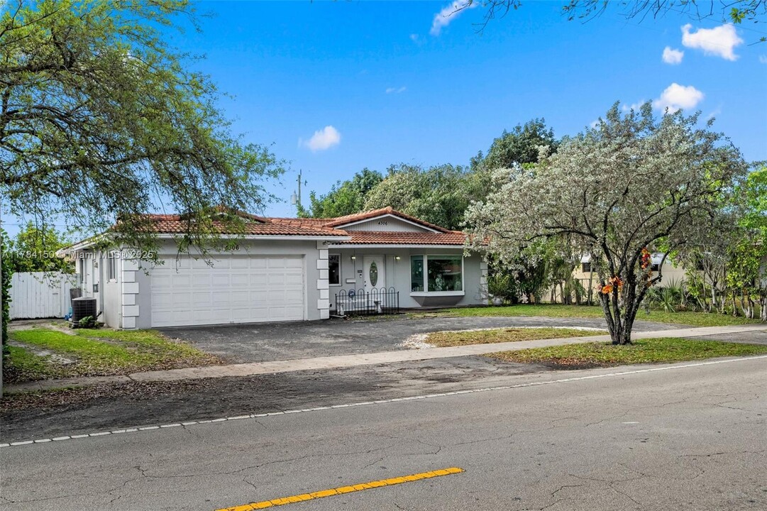 4306 Johnson St in Hollywood, FL - Foto de edificio