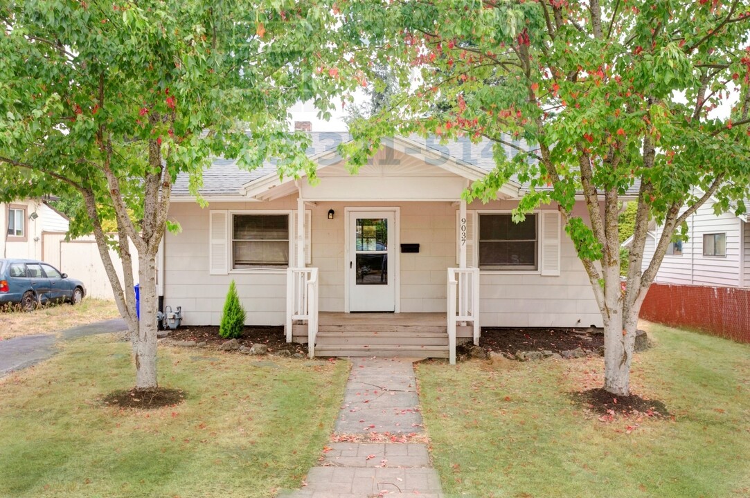 9037 NE Humboldt St in Portland, OR - Foto de edificio
