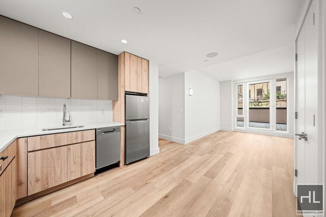 BRUCKNER BOULEVARD in Bronx, NY - Building Photo