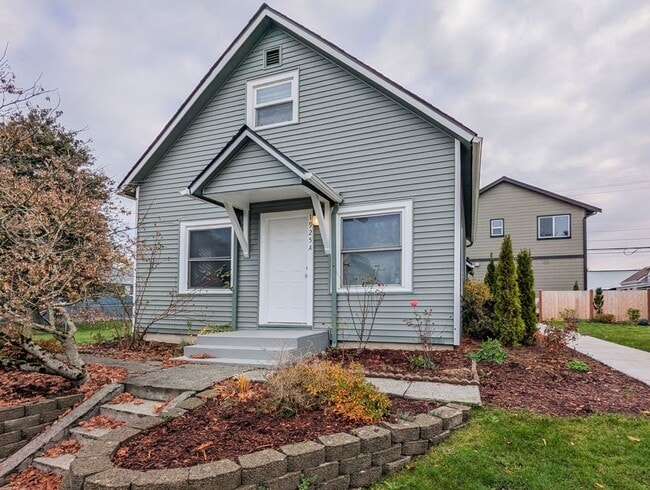 property at 1925 Lombard Ave