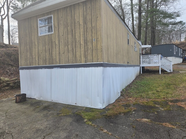 1075 Sweeten Creek Rd in Asheville, NC - Foto de edificio - Building Photo