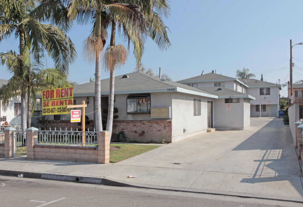 7000 Mountain View Ave in Huntington Park, CA - Building Photo