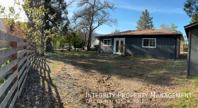 450 G St in Jacksonville, OR - Foto de edificio - Building Photo