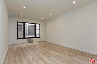 7223 Willoughby Ave in Los Angeles, CA - Building Photo