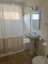 702 N Catalina St in Burbank, CA - Foto de edificio - Building Photo