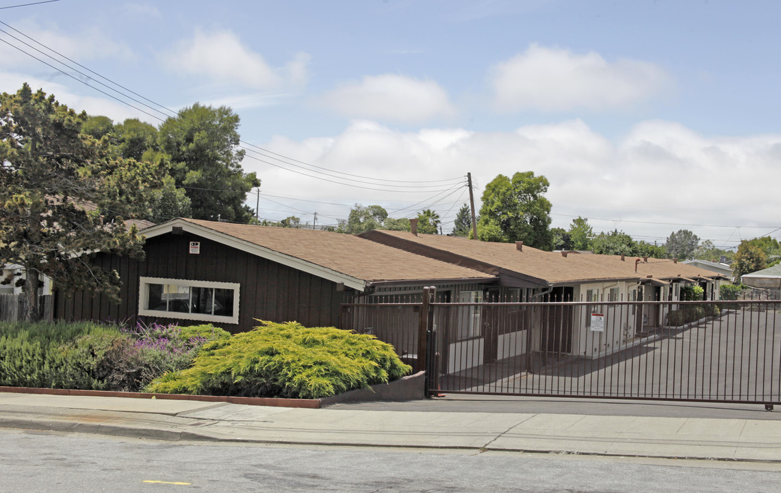 Carriage Court in San Leandro, CA - Building Photo