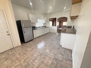 1341 W 47th St in Los Angeles, CA - Foto de edificio - Building Photo