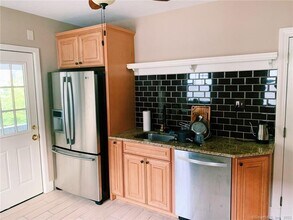 24 Maplewood Ave in West Hartford, CT - Building Photo - Building Photo