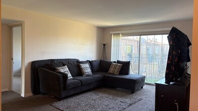 9428 Bay Colony Dr in Des Plaines, IL - Building Photo - Building Photo
