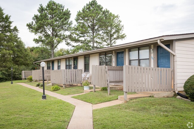 Lakeshore Apartments in Fort Oglethorpe, GA - Building Photo - Building Photo