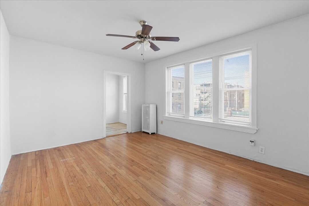 1634 W Morse Ave, Unit 310 in Chicago, IL - Building Photo