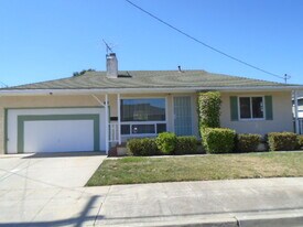 128 Newton St in Hayward, CA - Building Photo